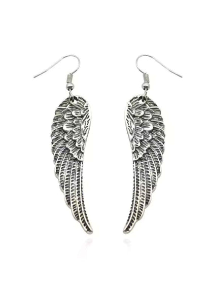 Silberne Engelsflügel-Ohrringe mit komplizierten Federdetails und Hakenverschluss.