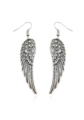 Silberne Engelsflügel-Ohrringe mit komplizierten Federdetails und Hakenverschluss.