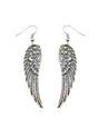 Silberne Engelsflügel-Ohrringe mit komplizierten Federdetails und Hakenverschluss.