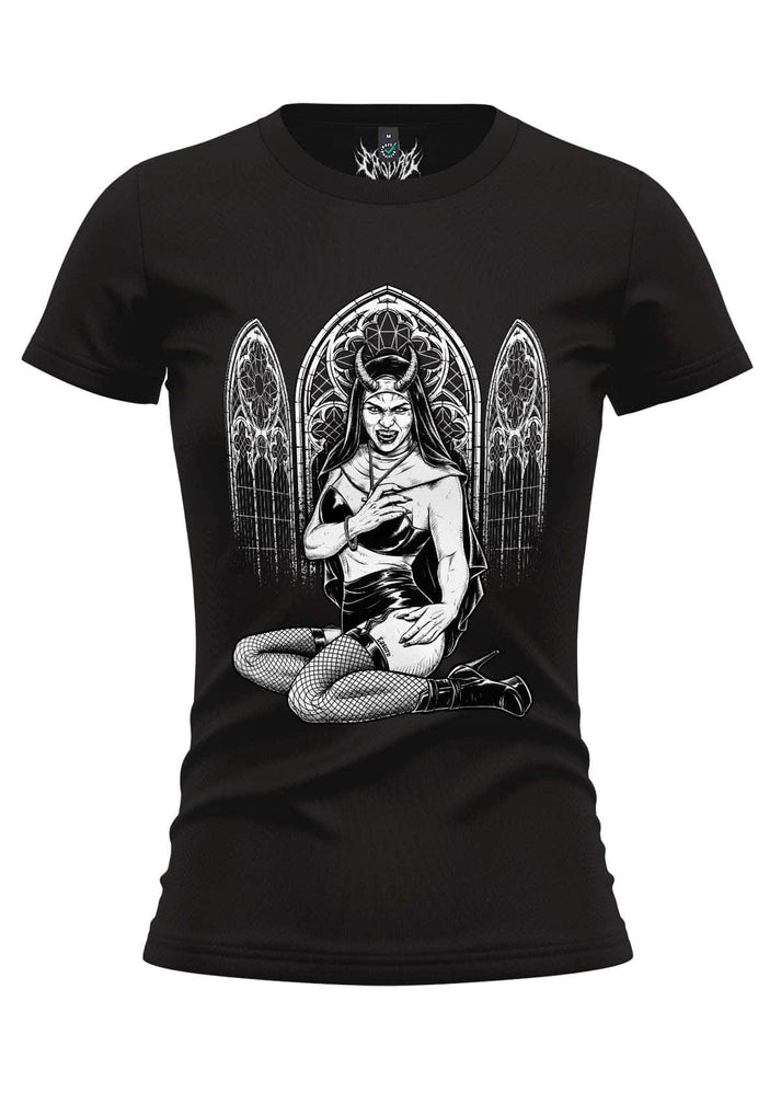 Schwarzes damen t shirt diabolo nun mit detailliertem schwarz weiß grafik eines engelsdämon mit demonen flügel vor gotischen fenstern