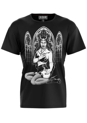 Schwarzes T-Shirt mit einer Illustration einer gehörnten Frau im Gothic-Stil, gekleidet wie eine Nonne in Netzstrümpfen und High Heels.