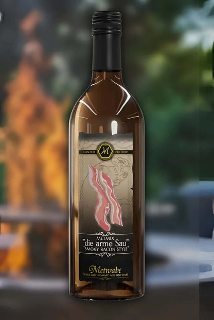 Eine braune glasflasche mit schwarzem schraubverschluss und pinken baconstreifen label arme sau metmix smoky bacon style 0,75l