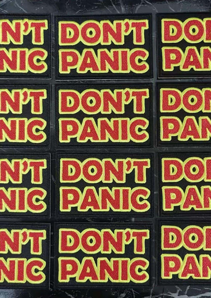 Schwarze bestickte patch mit fettem roten und gelben don´t panic text, ideal für gothic und dark fashion fans