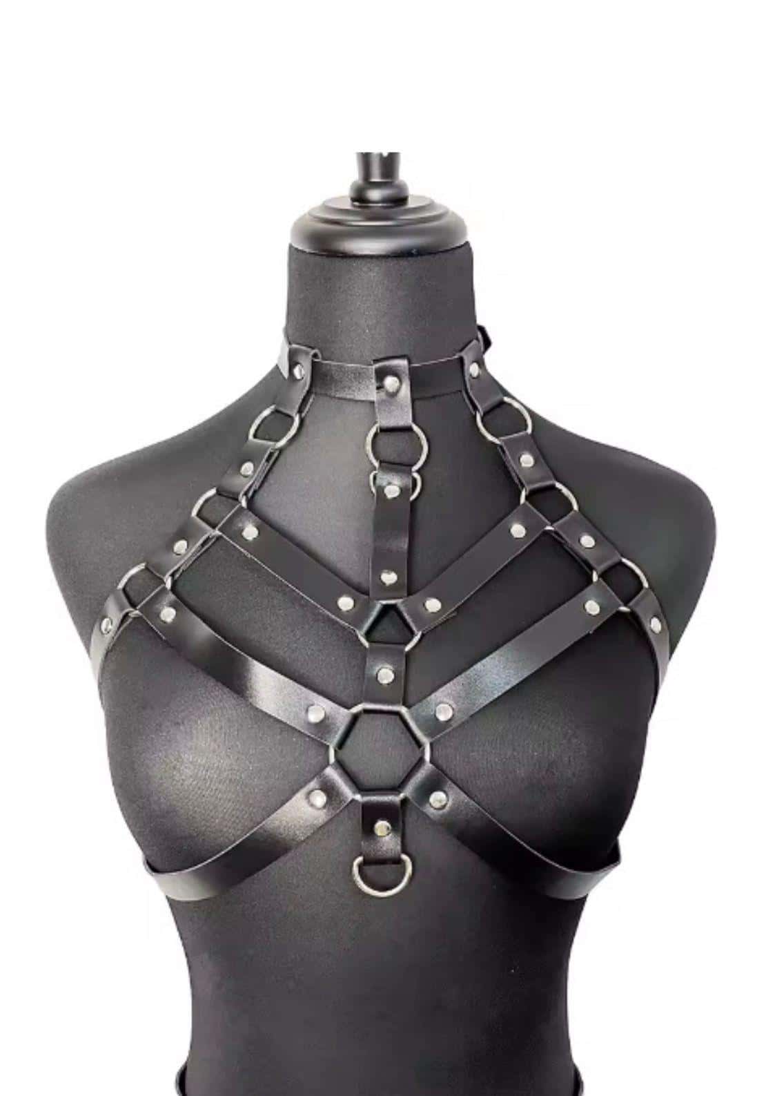 Schwarzer leder doppelte brust harness mit silbernen metallringen und nieten im gothic dark fashion stil