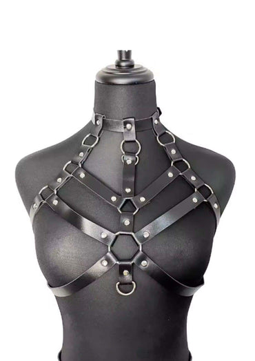 Schwarzer leder doppelte brust harness mit silbernen metallringen und nieten im gothic dark fashion stil