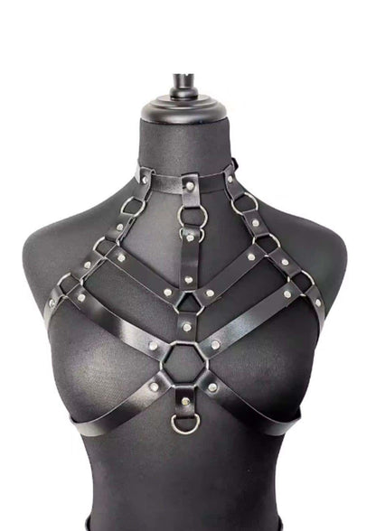 Schwarzer leder doppelte brust harness mit silbernen metallringen und nieten im gothic dark fashion stil