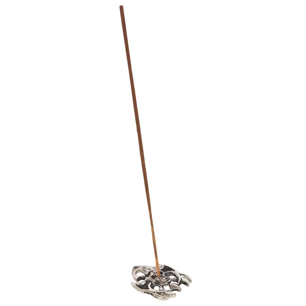 Silberfarbener metallduftstäbchenhalter mit floralem muster und braunem räucherstäbchen für dragon blood incense sticks