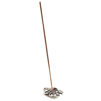 Silberfarbener metallduftstäbchenhalter mit floralem muster und braunem räucherstäbchen für dragon blood incense sticks