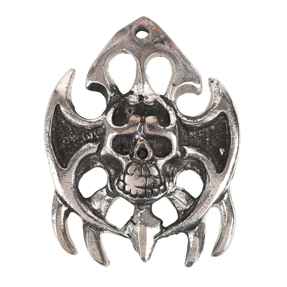 Silberner metallanhänger mit schädeldesign, fledermausflügeln und flammen passend zum dragon blood räucherstäbchenhalter