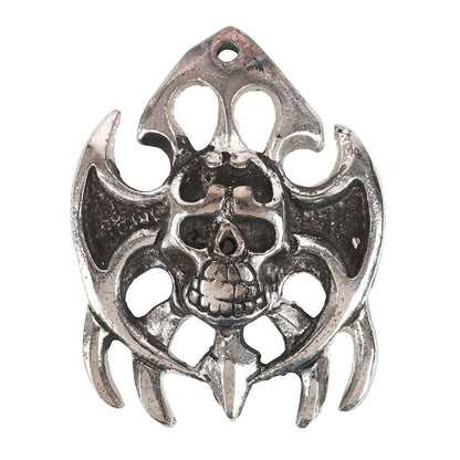 Silberner metallanhänger mit schädeldesign, fledermausflügeln und flammen passend zum dragon blood räucherstäbchenhalter