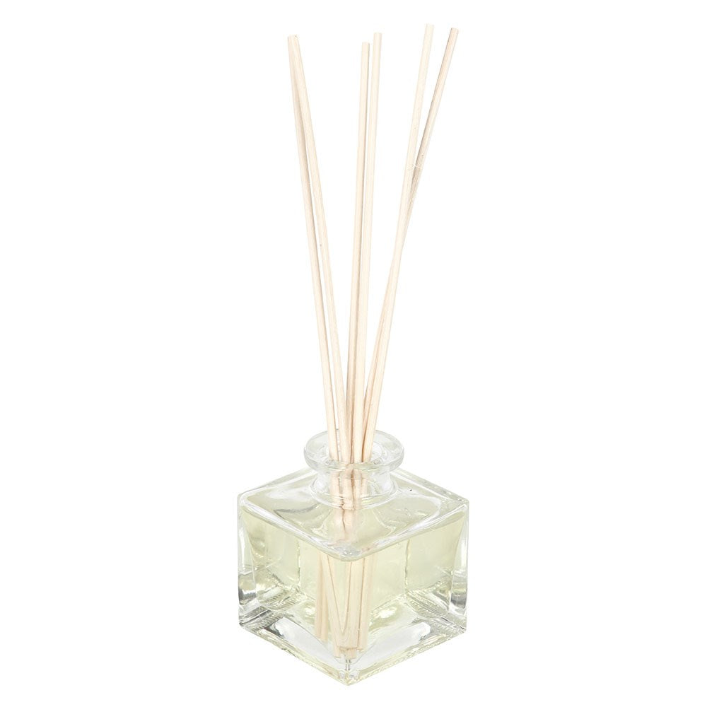 Schilfdiffusor in einer quadratischen Glasflasche.