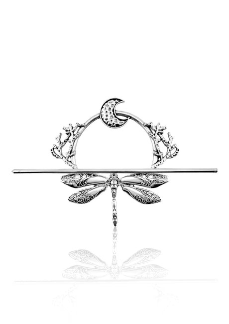 Silberne Libellenspange mit filigranen Flügeln, einem Halbmond darüber und korallenartigen Ästen zu beiden Seiten.