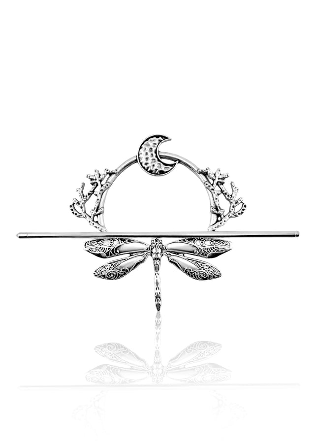 Silberne Libellenspange mit filigranen Flügeln, einem Halbmond darüber und korallenartigen Ästen zu beiden Seiten.