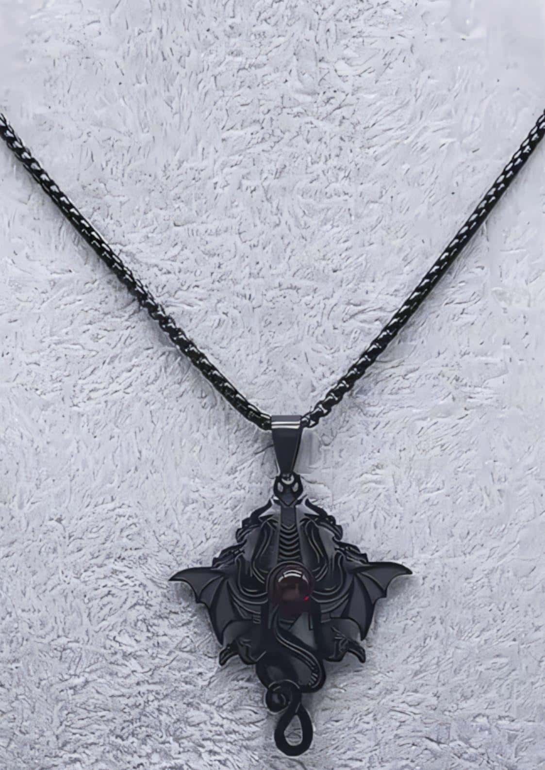 Schwarze dragonhead halskette mit texturierter kette und rotem edelstein ideal für gothic kleidung und horror styles