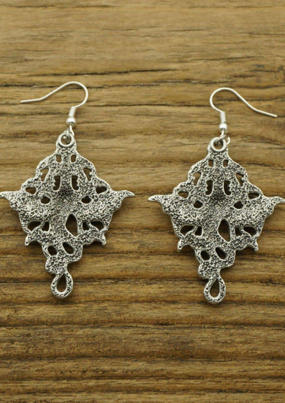 Silberne dragonheads ohrringe mit filigranem spitzenmuster und strukturierter oberfläche für gothic und dark fashion
