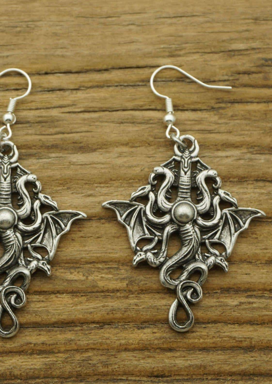 Silver dragonheads ohrringe mit detaillierten flügeln und schuppen für gothic und dark fashion fans
