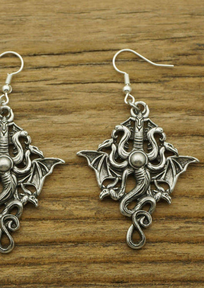 Silver dragonheads ohrringe mit detaillierten flügeln und schuppen für gothic und dark fashion fans