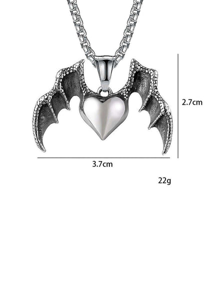Silberner dragons heart halskette mit detaillierten fledermausflügeln aus edelstahl in dunkler ästhetik