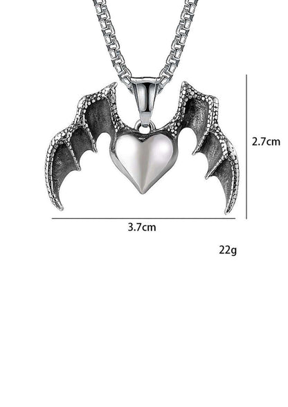 Silberner dragons heart halskette mit detaillierten fledermausflügeln aus edelstahl im drachenherz design