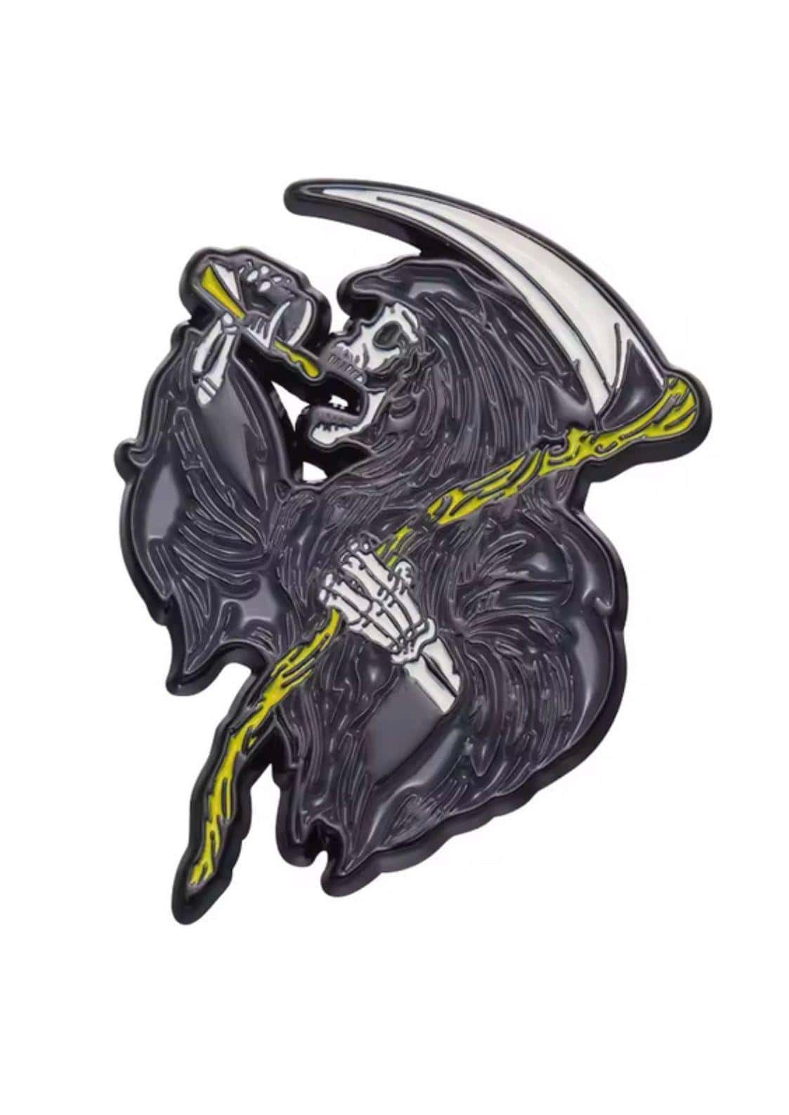 Schwarzer und silberner enamel pin drinking reaper mit leuchtend gelbem sense akzent im gothic horror stil