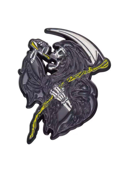 Schwarzer und silberner enamel pin drinking reaper mit leuchtend gelbem sense akzent im gothic horror stil