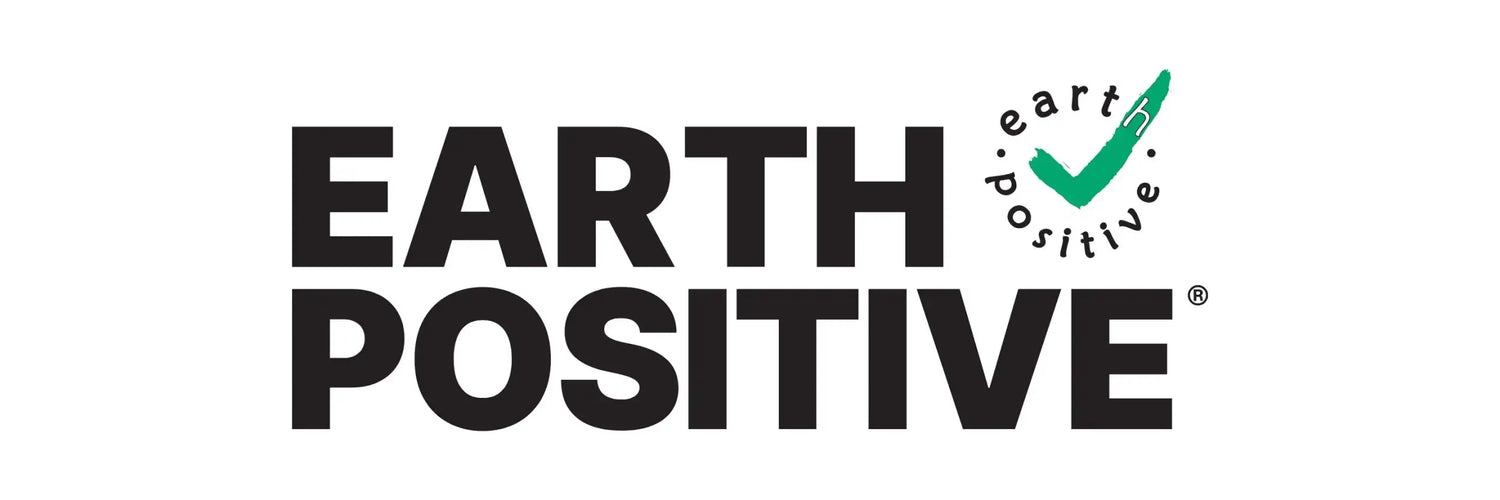 Earth positive Logo mit fetter schwarzer Schrift, grünem Häkchen und Blatt-Design.