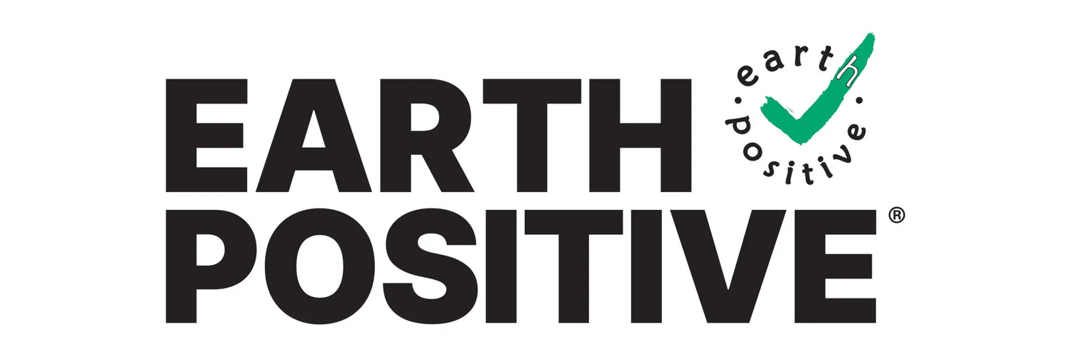 Earth Positive Logo mit fettgedrucktem schwarzem Text, einem grünen Häkchen und dem Wort 'earth', das darüber gebogen ist.