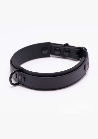 Seitenansicht des schwarzen Easure Basic Slave black Chokers aus BioThane mit schwarzem D-Ring