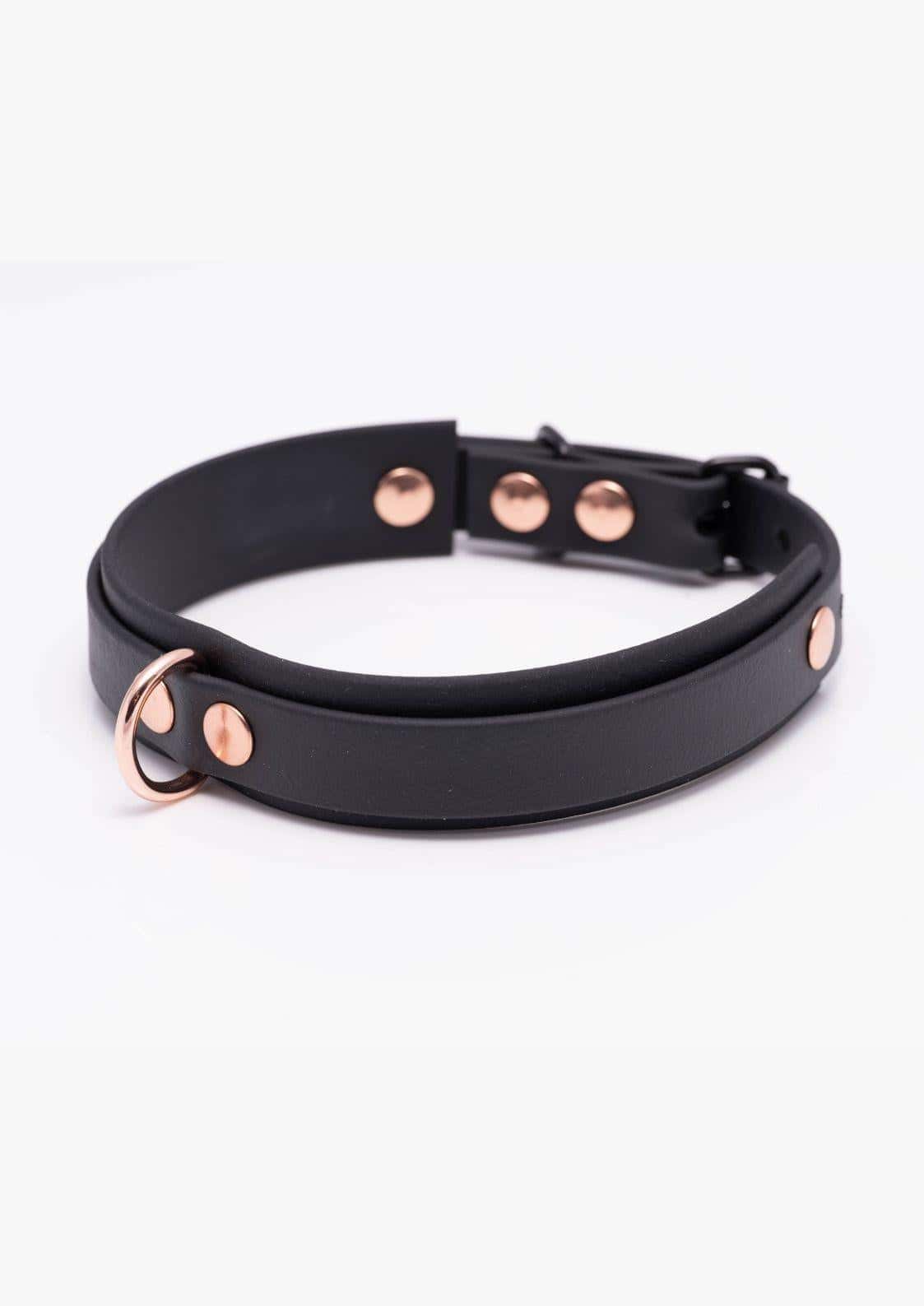 Seitenansicht des schwarzen Easure Basic Slave Chokers aus BioThane mit rosegoldfarbenem D-Ring