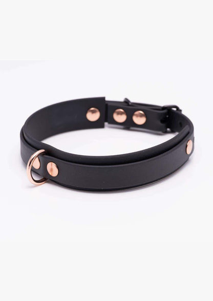 Seitenansicht des schwarzen Easure Basic Slave Chokers aus BioThane mit rosegoldfarbenem D-Ring