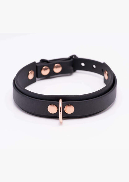 Detailaufnahme des schwarzen Easure Basic Slave Chokers aus BioThane mit rosegoldfarbenem D-Ring