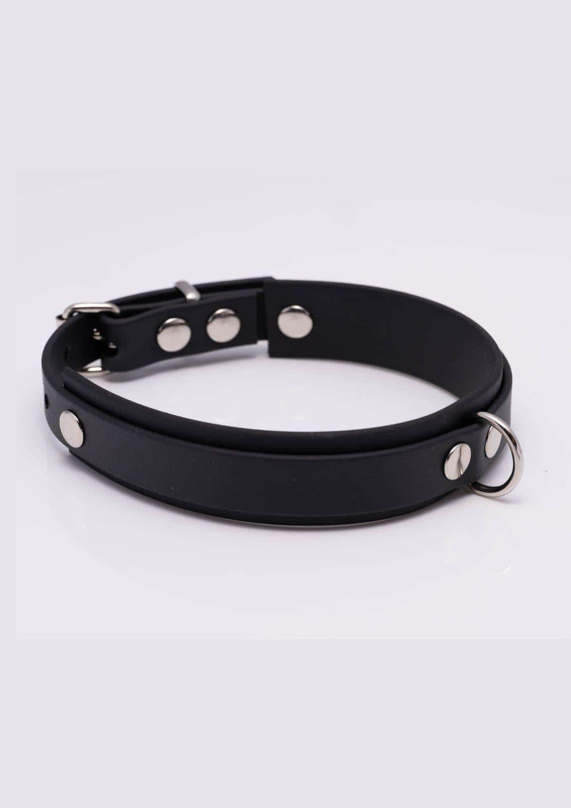Seitenansicht von links des schwarzen Easure Basic Slave silver Chokers aus BioThane mit silbernem D-Ring