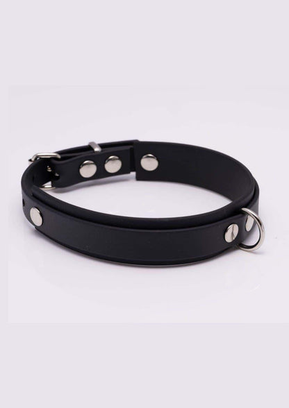 Seitenansicht von links des schwarzen Easure Basic Slave silver Chokers aus BioThane mit silbernem D-Ring