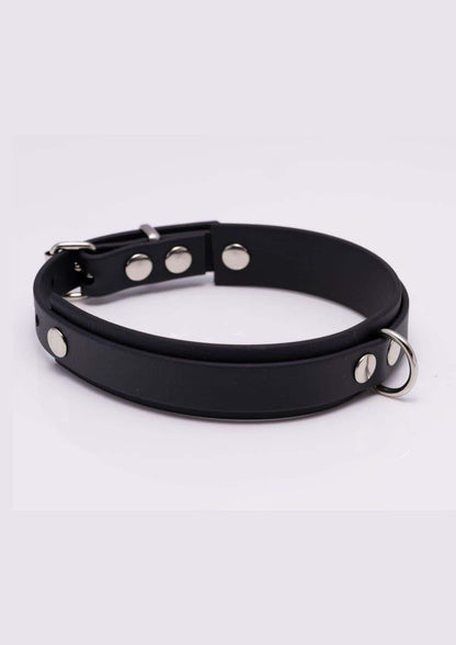 Schwarzer leder handgefertigte choker mit silberfarbenen metallnieten und schnalle aus langlebiges material
