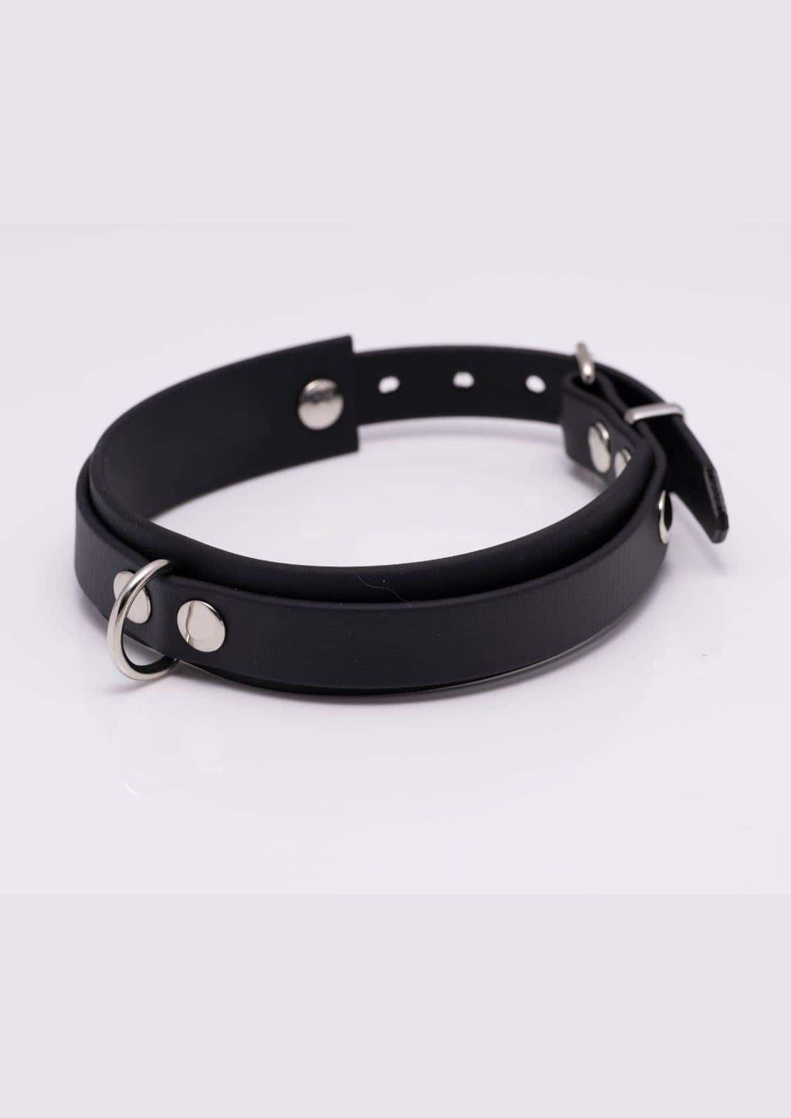 Seitenansicht von rechts des schwarzen Easure Basic Slave silver Chokers aus BioThane mit silbernem D-Ring
