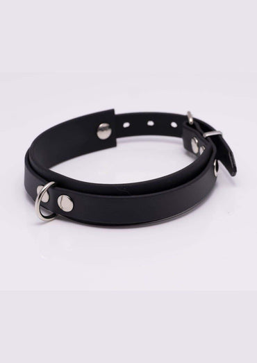 Seitenansicht von rechts des schwarzen Easure Basic Slave silver Chokers aus BioThane mit silbernem D-Ring