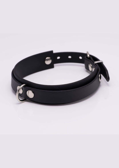 Seitenansicht von rechts des schwarzen Easure Basic Slave silver Chokers aus BioThane mit silbernem D-Ring