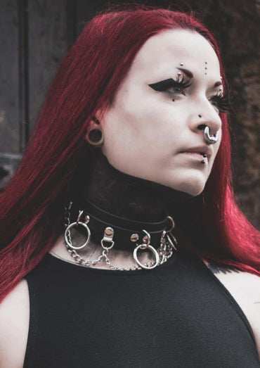 Schwarzer Easure Chain Slave Choker aus BioThane und Edelstahl am Hals eines Models