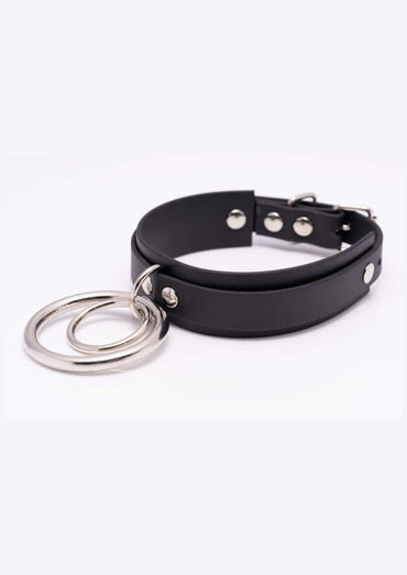 Seitenansicht des schwarzen Easure Double Slave silver Chokers aus BioThane mit 2 silbernen O-Ringen