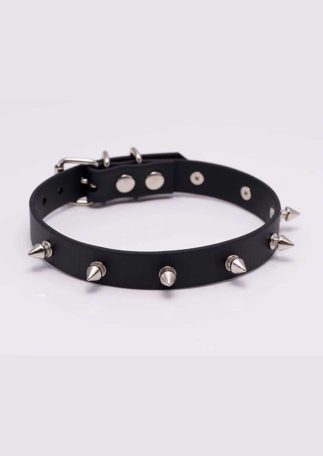 Detailaufnahme des schwarzen Easure Killer Spike Chokers aus BioThane mit silbernen Metallnieten