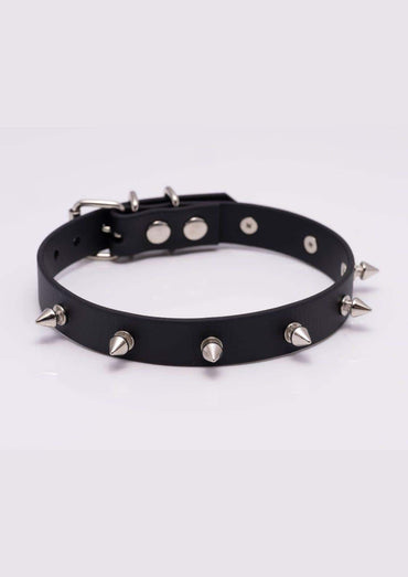 Detailaufnahme des schwarzen Easure Killer Spike Chokers aus BioThane mit silbernen Metallnieten