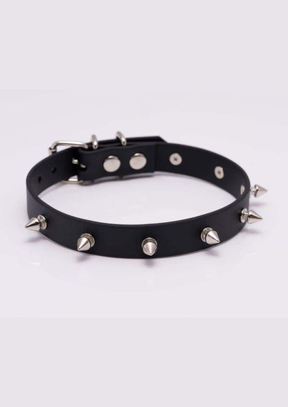 Detailaufnahme des schwarzen Easure Killer Spike Chokers aus BioThane mit silbernen Metallnieten
