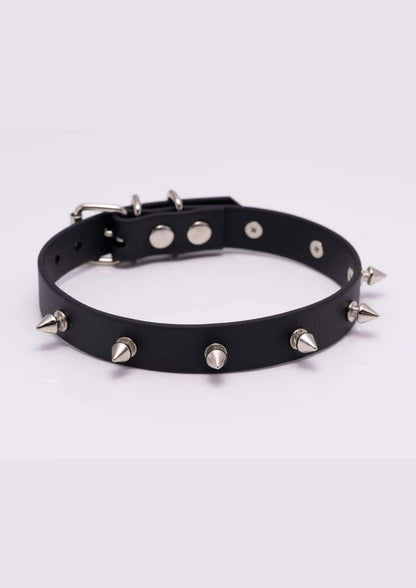 Black leather handgefertigte choker with silver spikes and langlebiges material buckle for chain slave look