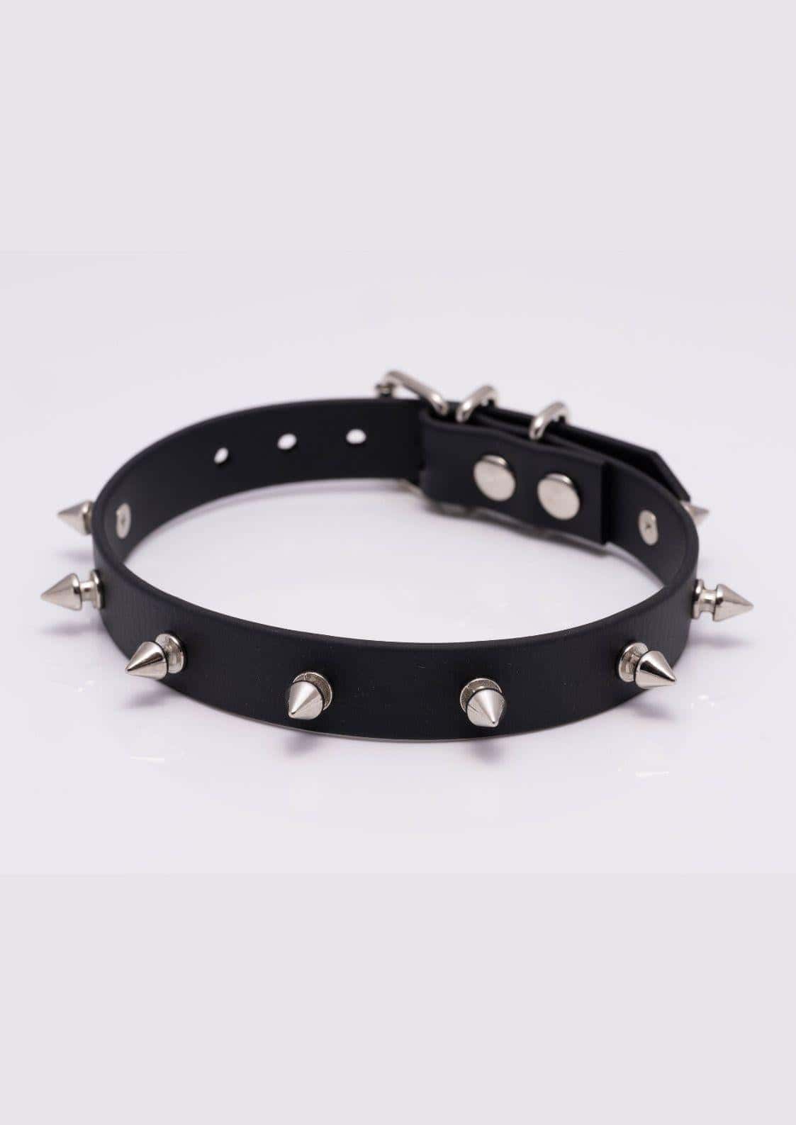 Seitenansicht des schwarzen Easure Killer Spike Chokers aus BioThane mit silbernen Metallnieten