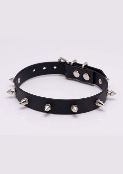Seitenansicht des schwarzen Easure Killer Spike Chokers aus BioThane mit silbernen Metallnieten