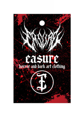 Schwarz-weißes Kleidungsetikett mit Blutspritzer-Motiv.