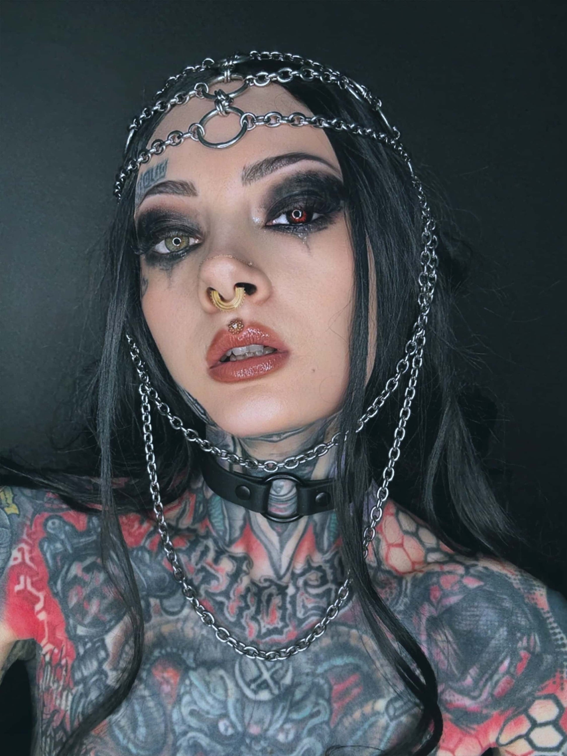 Model trägt schwarzen Easure O-Ring black Choker in der Vorderansicht