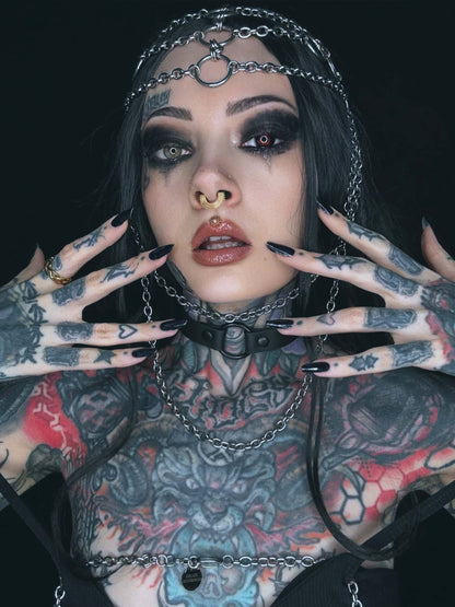 Model trägt schwarzen Easure O-Ring Choker black in der Vorderansicht