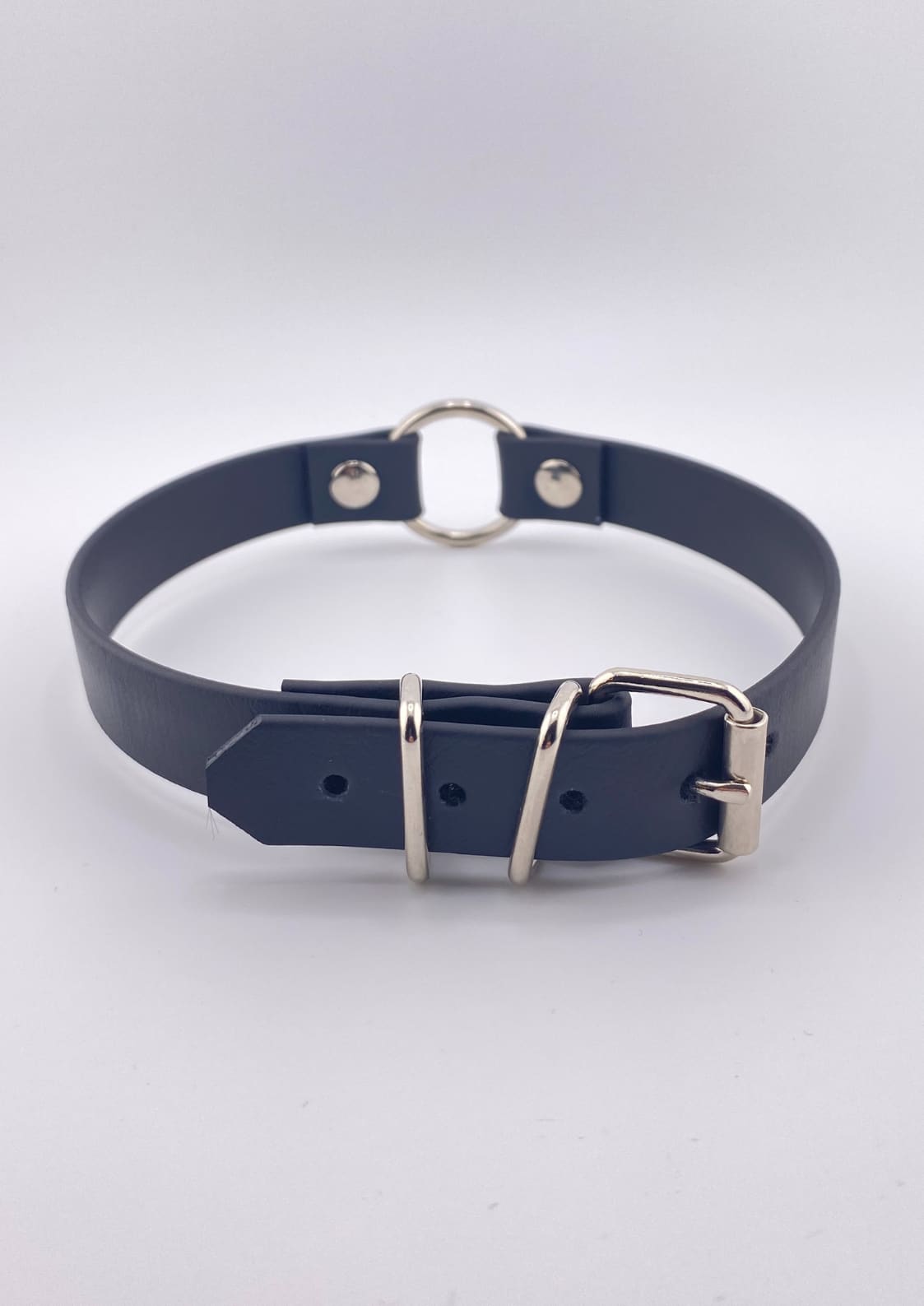 Handgefertigter navyblauer Lederchoker mit Silberbuckle und D-Ring, gothic Stil