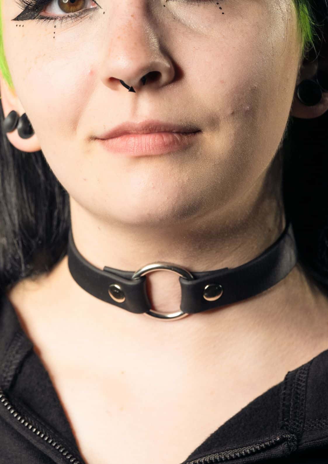 Schwarzes Lederhalsband mit Metallring.